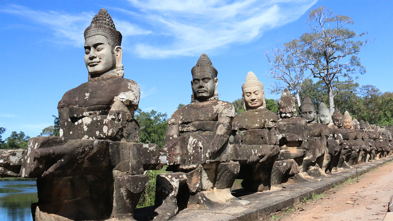 Bayon_temple_Serva_Travel